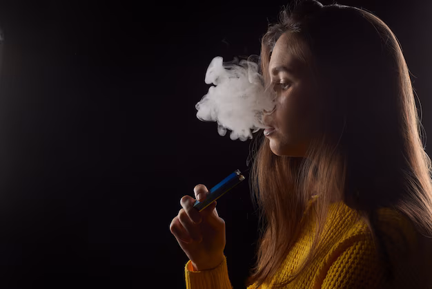 Junges Mädchen raucht Vape